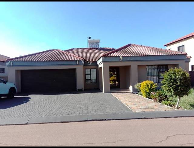 4 BEDROOM HOUSE FOR SALE IN THE ORCHARDS